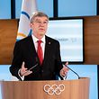 HANDOUT - 10.03.2021, Schweiz, Lausanne: IOC-Präsident Thomas Bach spricht zu Beginn der IOC-Generalversammlung. Bach bleibt für vier weitere Jahre Präsident des Internationalen Olympischen Komitees. Der seit 2013 amtierende 67-Jährige wurde am Mittwoch bei der IOC-Generalversammlung wie erwartet wiedergewählt, er hatte keinen Gegenkandidaten. Foto: Greg Martin/IOC/dpa - ACHTUNG: Nur zur einmaligen redaktionellen Verwendung im Zusammenhang mit der aktuellen Berichterstattung über die 137. IOC-Generalversammlung und nur mit vollständiger Nennung des vorstehenden Credits +++ dpa-Bildfunk +++