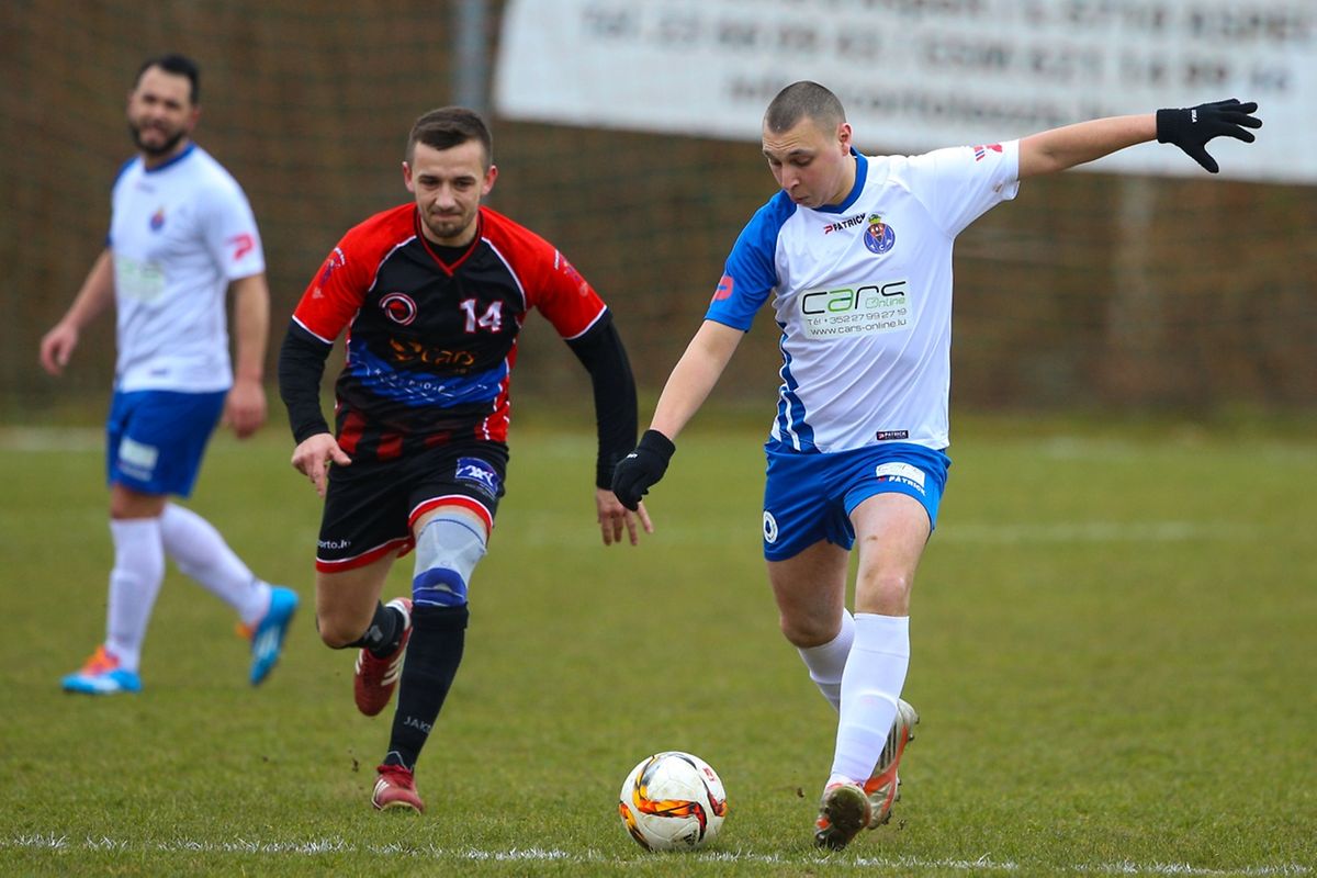Red Boys Aspelt - AS Luxembourg-Porto 0-1: Antonino Roccia tente sa chance devant Irfan Abazovic.