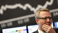 ARCHIV - 15.09.2008, Hessen, Frankfurt/Main: Ein Händler steht an der Börse vor der Dax-Kurve.Das Coronavirus setzt der Weltwirtschaft mächtig zu. Wird alles noch schlimmer als in der Finanzkrise 2008/2009? Hoffnung, dass der Vergleich hinkt, macht manche Weichenstellung der vergangenen Jahre. Foto: Frank Rumpenhorst/dpa +++ dpa-Bildfunk +++