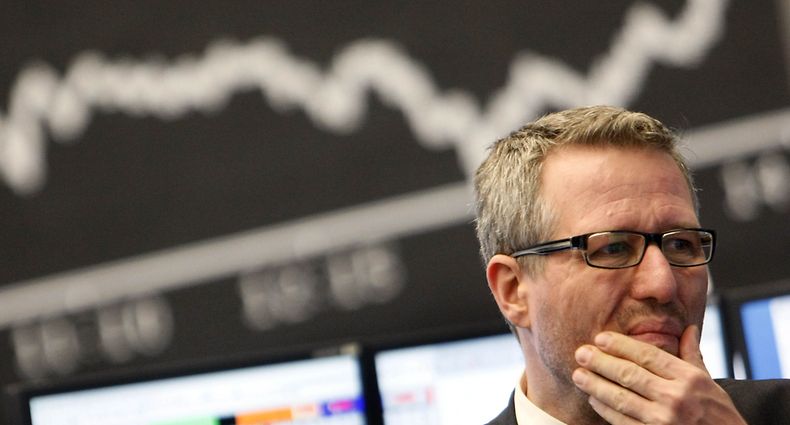 ARCHIV - 15.09.2008, Hessen, Frankfurt/Main: Ein Händler steht an der Börse vor der Dax-Kurve.Das Coronavirus setzt der Weltwirtschaft mächtig zu. Wird alles noch schlimmer als in der Finanzkrise 2008/2009? Hoffnung, dass der Vergleich hinkt, macht manche Weichenstellung der vergangenen Jahre. Foto: Frank Rumpenhorst/dpa +++ dpa-Bildfunk +++