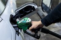 ARCHIV - 11.10.2021, Berlin: Ein Autofahrer tankt ein Auto mit Benzin Super E5 an einer Tankstelle des Mineralölkonzerns Total in der Chausseestrasse. Der zuletzt deutliche Rückgang der Spritpreise ist am Wochenende zum Erliegen gekommen. (zu dpa «Spritpreis sinkt nicht mehr») Foto: Carsten Koall/dpa +++ dpa-Bildfunk +++