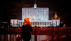 TOPSHOT - A woman walks along an embankment of the Moskva river in front of the Russian Government building in downtown Moscow on January 15, 2020. - Russia's government resigned on January 15, 2020 after President Vladimir Putin proposed a shake-up of the constitution, in a shock announcement that fuelled speculation about Putin's future plans. The resignation of Prime Minister Dmitry Medvedev -- a longtime Putin ally -- came after the president used his annual state of the nation address to propose a package of constitutional reforms that would strengthen parliament's role. (Photo by Dimitar DILKOFF / AFP)