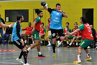 Lé Biel,  bleu,  Luxembourg, et  Miguel Alves,  Portugal. Handball  : Luxembourg – Portugal, amical.  Hall sportif, Crauthem. Foto : Stéphane Guillaume