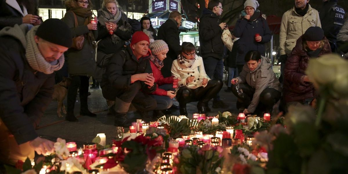 Berliner haben mit Kerzen und Blumen eine Mahnwache am Breitscheidplatz eingerichtet. 
