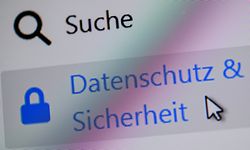 ARCHIV - 16.04.2018, Sieversdorf: ILLUSTRATION - Auf einer Internetseite ist ein Button zum «Datenschutz und Sicherheit» zu sehen (gestellte Aufnahme zum Thema: Datenschutz). Hessens Datenschutzbeauftragter Michael Ronellenfitsch stellt am 24. Juni in Wiesbaden seinen Jahresbericht 2018 vor. Eines der Themen dürfte die Reform des europäischen Datenschutzes sein, die sich auch auf Hessen auswirkt. Foto: Patrick Pleul/zb/dpa +++ dpa-Bildfunk +++