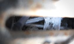 Notdürftig entsorgte Drogenutensilien: Benutzte Einwegspritzen in einer Regenrinne in einem Hinterhof in der hauptstädtischen Rue de Strasbourg.