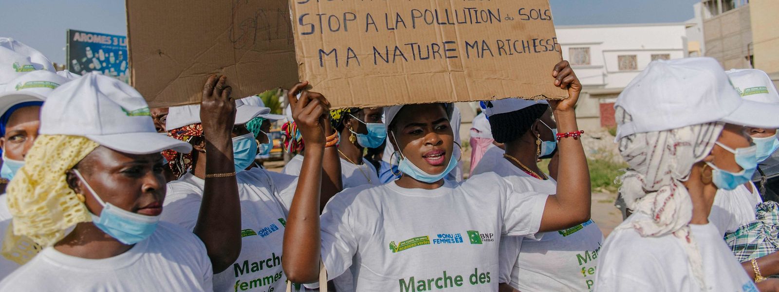 Im Vorfeld der Klimakonferenz COP26 gingen in Dakar die Frauen für mehr Umwelt- und Klimaschutz auf die Straße. Am Rande der Sahel-Zone gelegen, bekommt der Senegal den Klimawandel in Form von zunehmender Trockenheit und Desertifikation besonders stark zu spüren. 