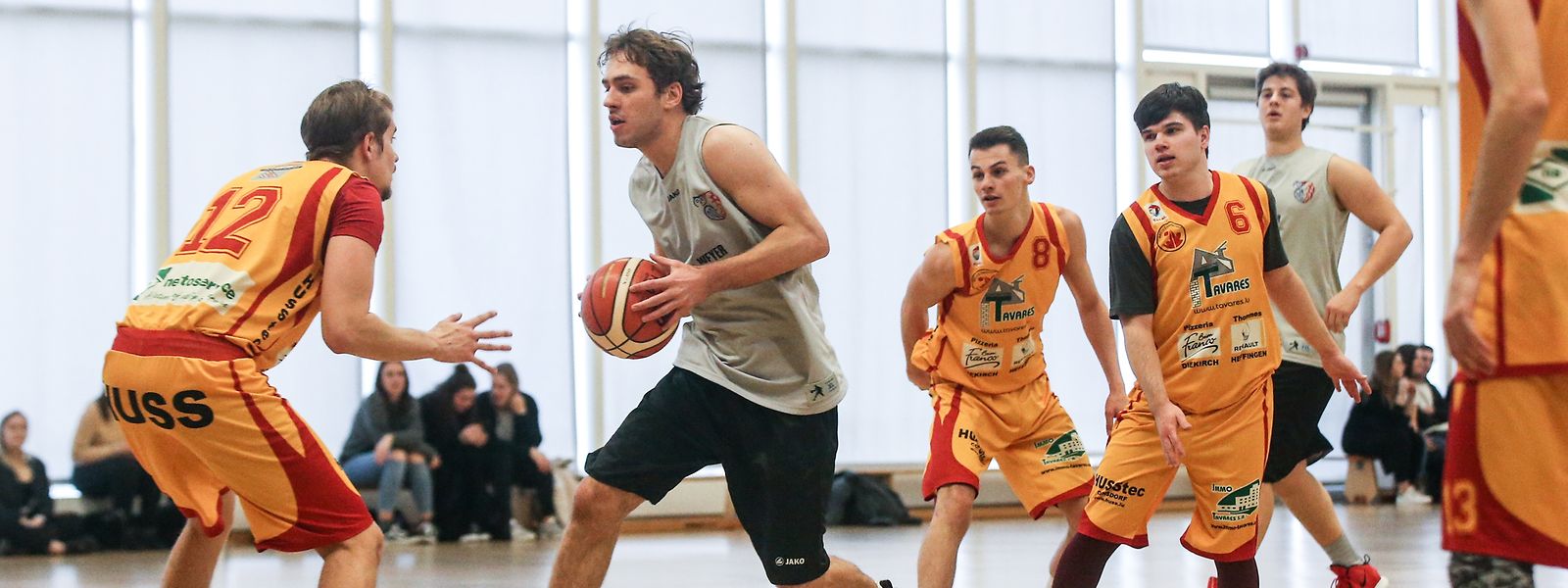 Die Trierer Basketballer (gelb) setzten sich auf dem Weg zum Titel auch gegen Saarbrücken durch.
