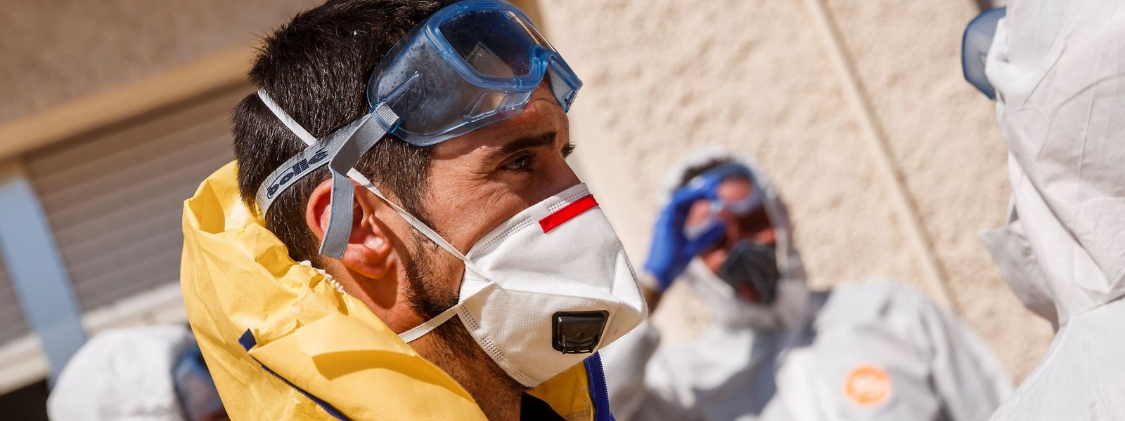 In Spanien kommen Soldaten der Nothilfeeinheit UME bei Desinfektionsarbeiten in Pflegeheimen zum Einsatz.
