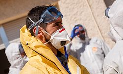 In Spanien kommen Soldaten der Nothilfeeinheit UME bei Desinfektionsarbeiten in Pflegeheimen zum Einsatz.