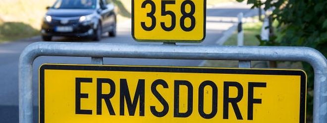 Wer über Land fährt, dem winkt vom Straßenrand her eine angenehme Zweisprachigkeit entgegen.