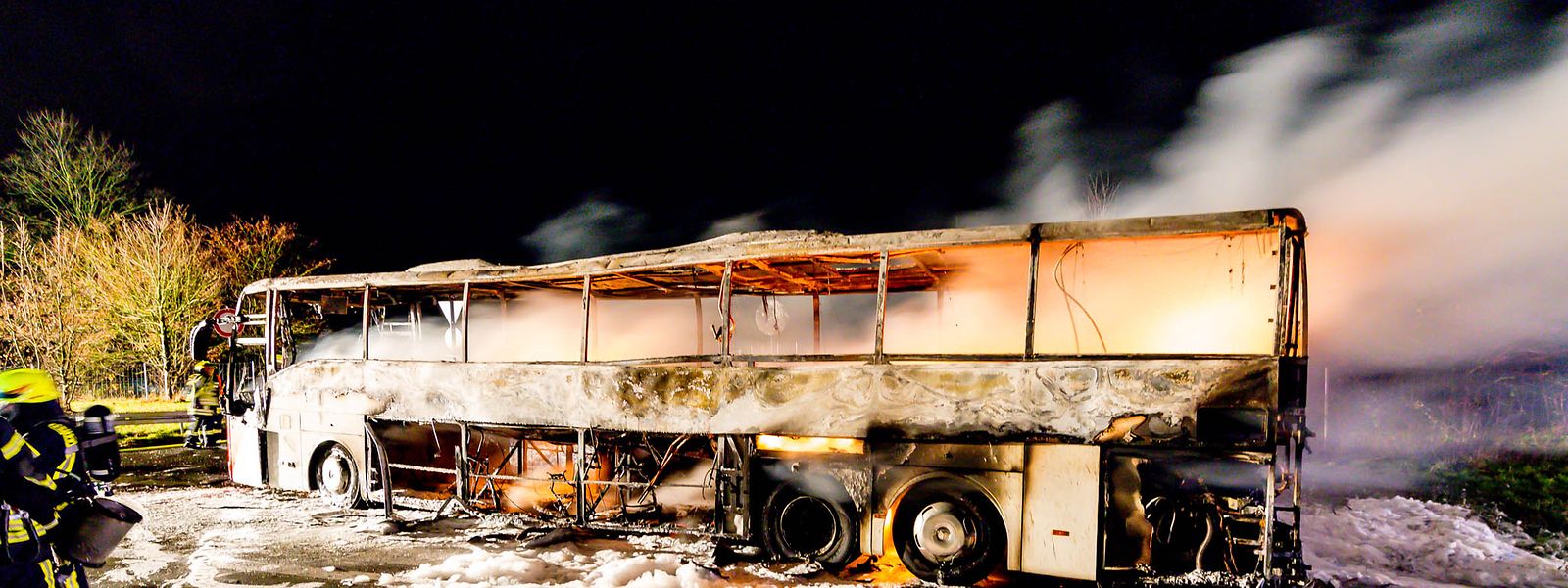 Der ausgebrannte Reisebus steht auf der Autobahn A3. Der mit 48 Gästen besetzte Reisebus ist bei Idstein in der Nacht zum Montag komplett ausgebrannt. 