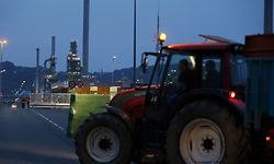 French farmers block with theirs tractors the access of French oil giant Total's refinery in Gonfreville-l'Orcher, northwestern France, on June 10, 2018, to denounce the "inconsistency" of the government that forces them to respect standards that are not imposed on imported products such as palm oil. / AFP PHOTO / CHARLY TRIBALLEAU