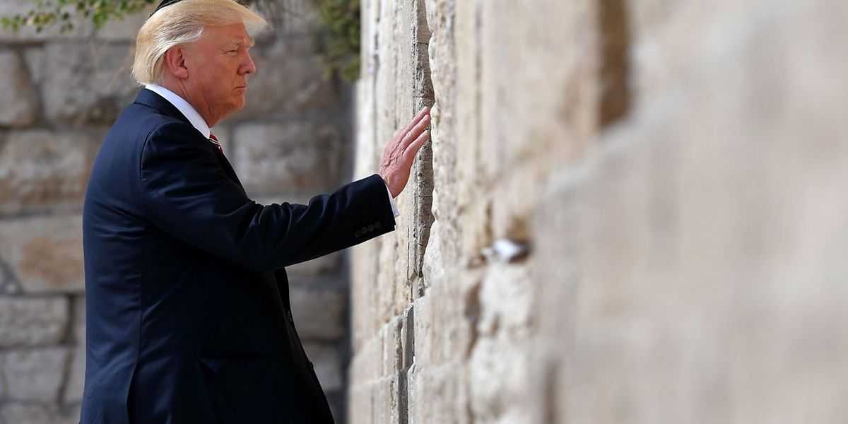 US President Donald Trump visits the Western Wall, the holiest site where Jews can pray, in Jerusalem�s Old City on May 22, 2017.  / AFP PHOTO / MANDEL NGAN