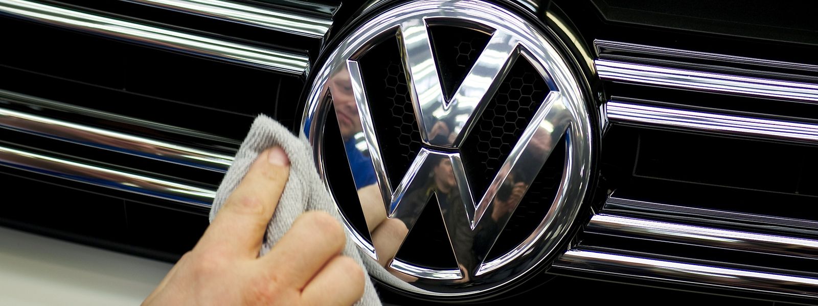 Europas größter Autobauer fuhr im Startquartal glänzende Zahlen ein. Nach dem Rücktritt von Chefkontrolleur Piëch hat sich aber ein Machtvakuum bei VW gebildet.