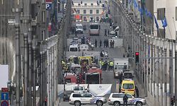 ARCHIV - 22.03.2016, Belgien, Brüssel: Rettungskräfte sind nach einem Anschlag auf die Metro-Station Maelbeek im Einsatz. Bei den Anschlägen am Flughafen und in der Metro von Brüssel töteten islamistische Attentäter 32 Menschen und verletzten mehr als 300. (zu dpa "Mammutprozess zu Terroranschlägen in Brüssel beginnt") Foto: picture alliance / Olivier Hoslet/EPA/dpa +++ dpa-Bildfunk +++