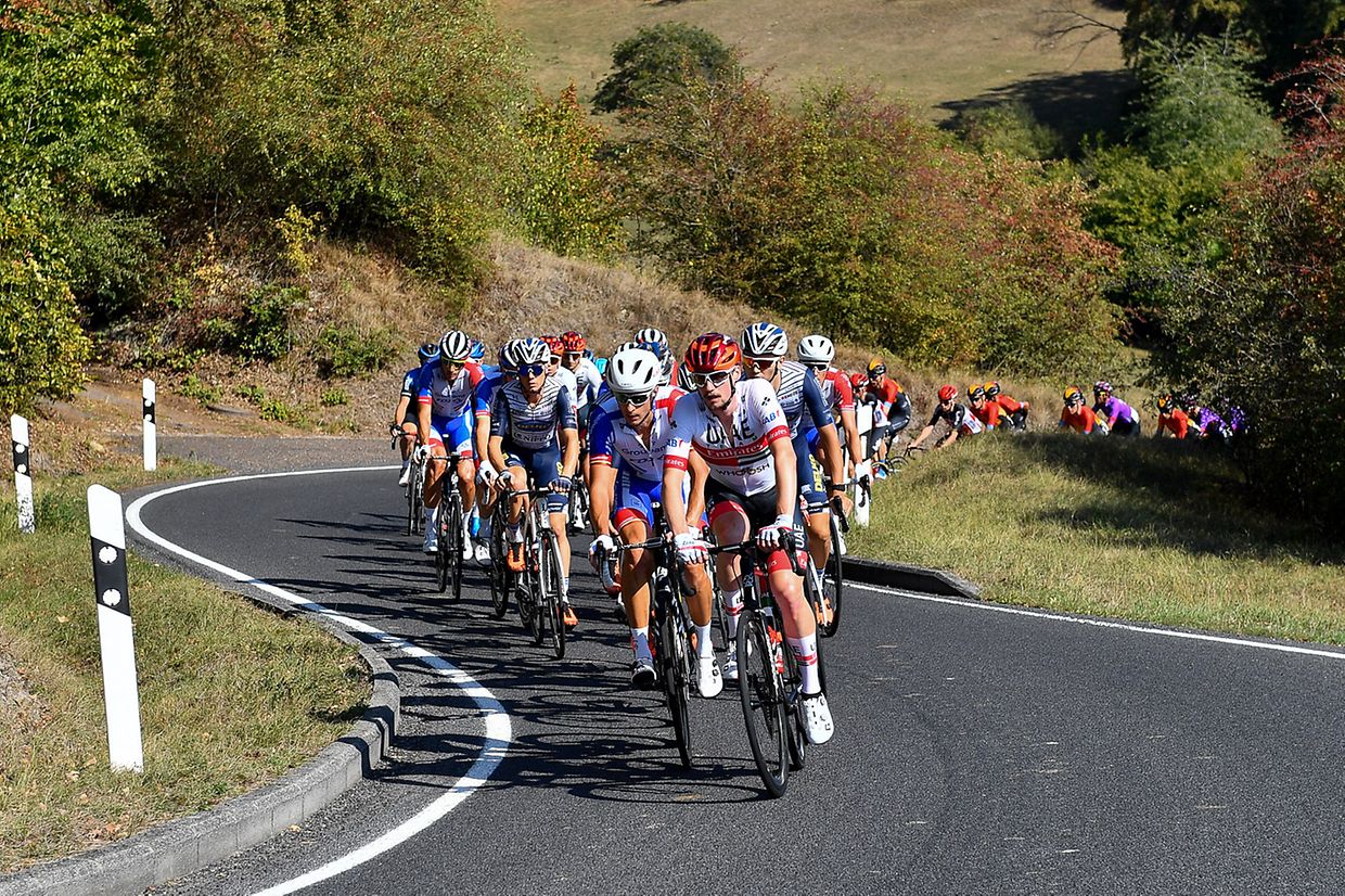 Das Fahrerfeld in der Côte de Zittig.