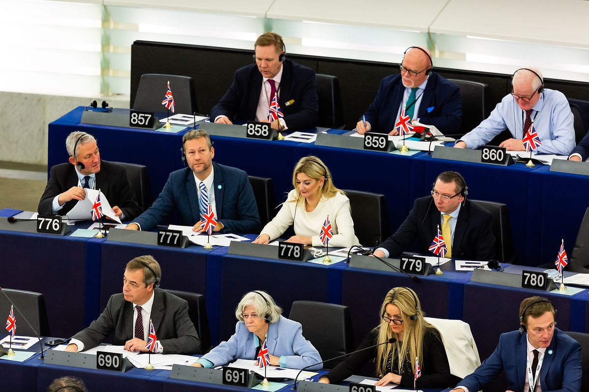Britische Abgeordneten um Nigel Farage (vordere Reihe links, Platz 690) sitzen während einer Abstimmung im Plenarsaal des Europäischen Parlaments.