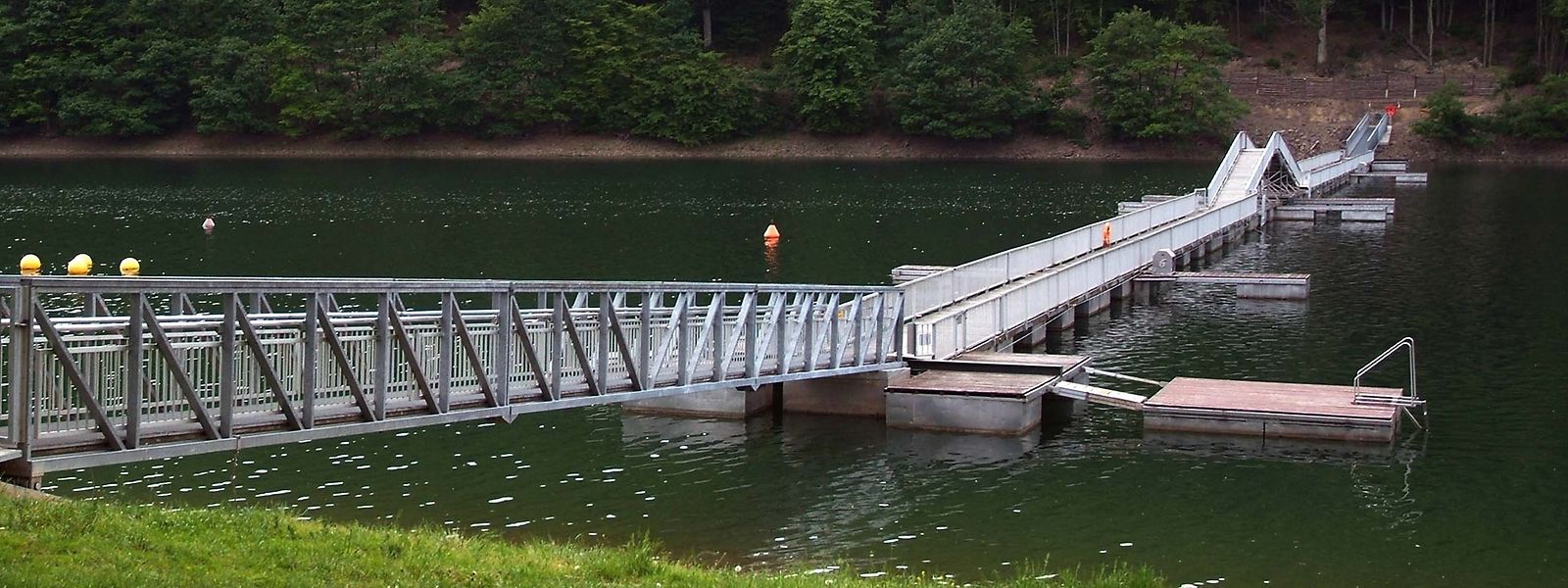 A ponte flutuante liga Lultzhausen a Liefrange. 