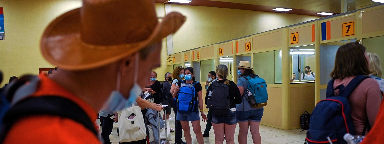 Russische Touristen warten auf dem Flughafen Juan Gualberto Gomez in Varadero, Kuba, auf den Einstieg in einen Charterflug nach Russland. 