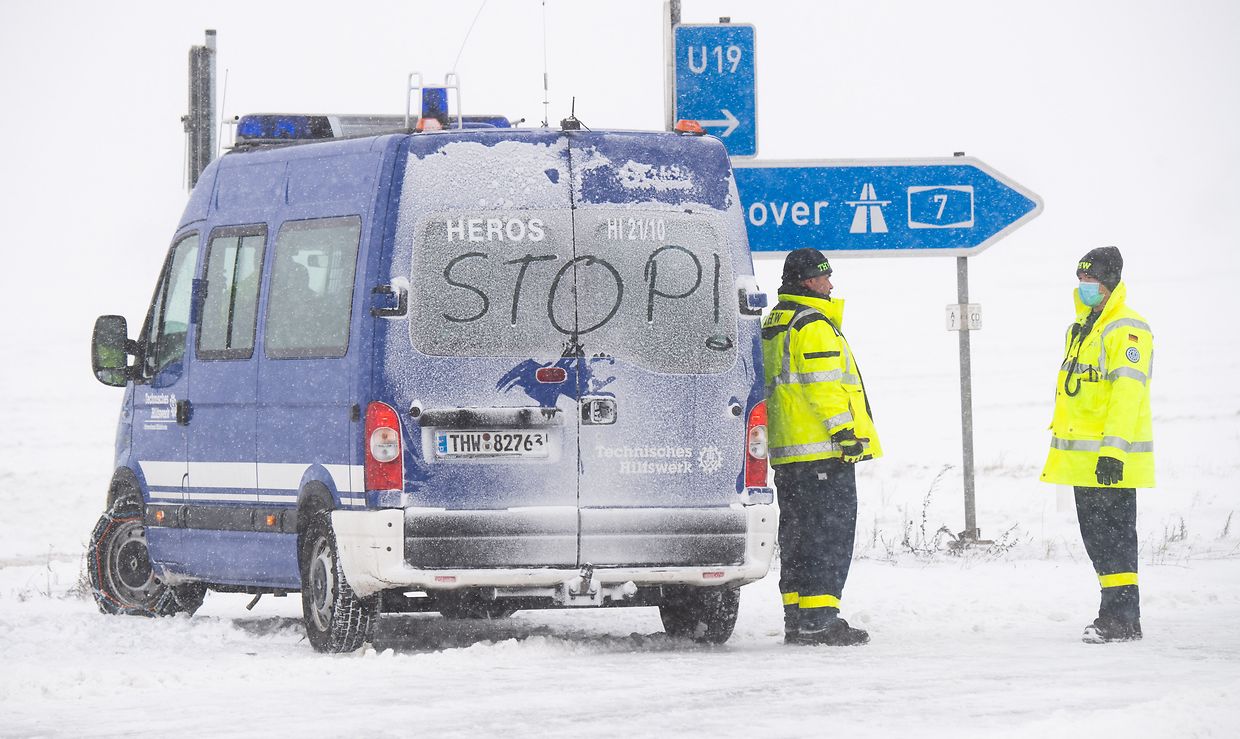 Das Winterwetter hat den Norden und die Mitte Deutschlands fest im Griff. Schnee und Eis sorgen für massive Verkehrsprobleme, manche haben aber auch ihren Spaß daran.
