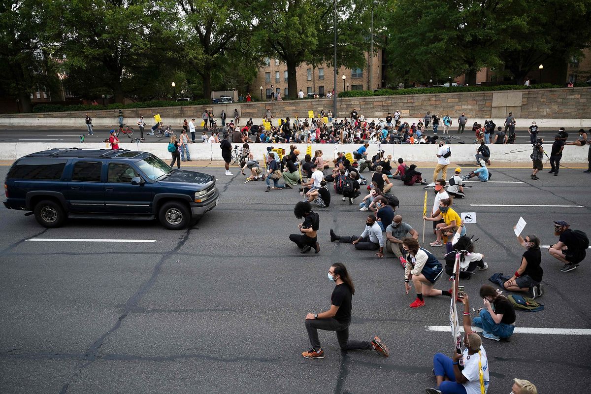 Washington DC: Demonstranten knien in Protest gegen Polizeigewalt.