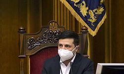 Ukrainian President Volodymyr Zelensky, wearing a face mask amid concerns over the spread of the COVID-19 coronavirus, looks on during the parliament extraordinary session in Kiev on March 30, 2020. - During an extraordinary session on March 30, 2020, parliament replaced health and finance ministers who were criticised for their slow approach to the coronavirus crisis. (Photo by STR / POOL / AFP)
