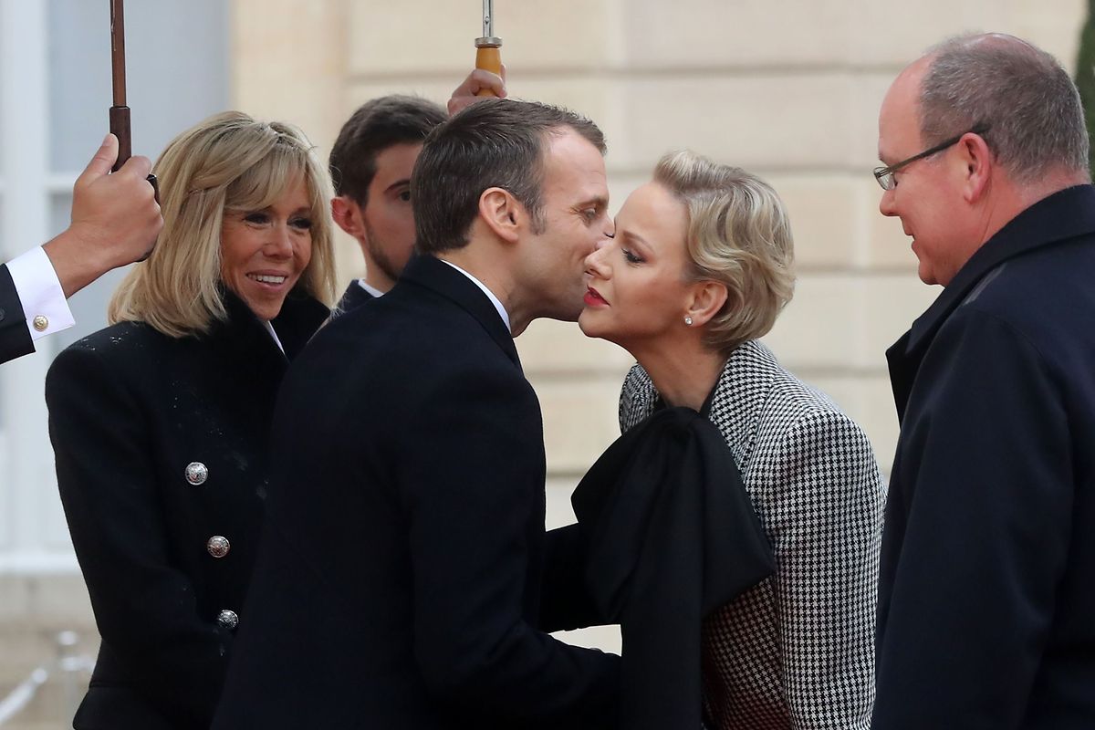 French President Emmanuel Macron (2ndL) and his wife Brigitte Macron (L) welcome Monaco's Prince Albert II (R) and his wife Princess Charlene as they arrive at the Elysee Palace in Paris on November 11, 2018 ahead of the start of commemorations marking the 100th anniversary of the 11 November 1918 armistice, ending World War I. (Photo by Jacques Demarthon / AFP)