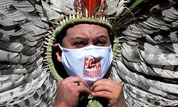TOPSHOT - Brazilian indigenous Kaingang leader Kretan Kaingang takes part in a protest against Brazilian President Jair Bolsonaro, amid the COVID-19 corovavirus pandemic, in front of the National Congress in Brasilia, on May 21, 2020. - Brazilian opposition parties filed an impeachment request against Bolsonaro at the Lower House. (Photo by EVARISTO SA / AFP)