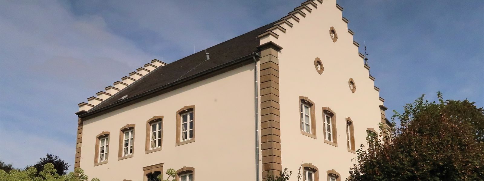 Das Aussehen des ehemaligen Pfarrhauses wird sich durch den Ausbau kaum ändern. Im Dach werden lediglich unauffällige Liegefenster eingebaut.