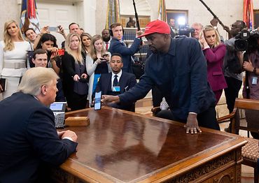 Contacto Skurriler Auftritt Von Rapper Kanye West Bei Trump Im