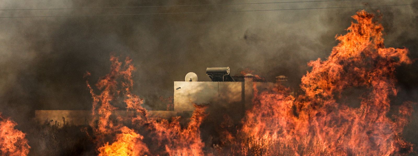 600 bombeiros combatem grande incêndio no Algarve