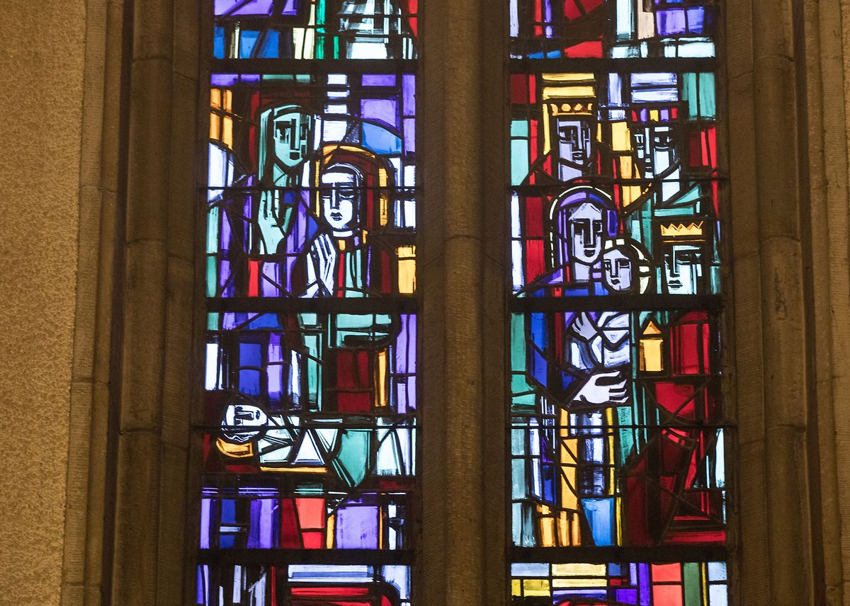 Ein leuchtendes Glasfenster in der Echternacher Basilika.