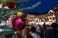 18.12.2021, Rheinland-Pfalz, Trier: Menschen besuchen am vierten Adventwochenende den festlich geschmückten Weihnachtsmarkt in Trier. (Aufnahme mit Langzeitbelichtung). Foto: Harald Tittel/dpa +++ dpa-Bildfunk +++