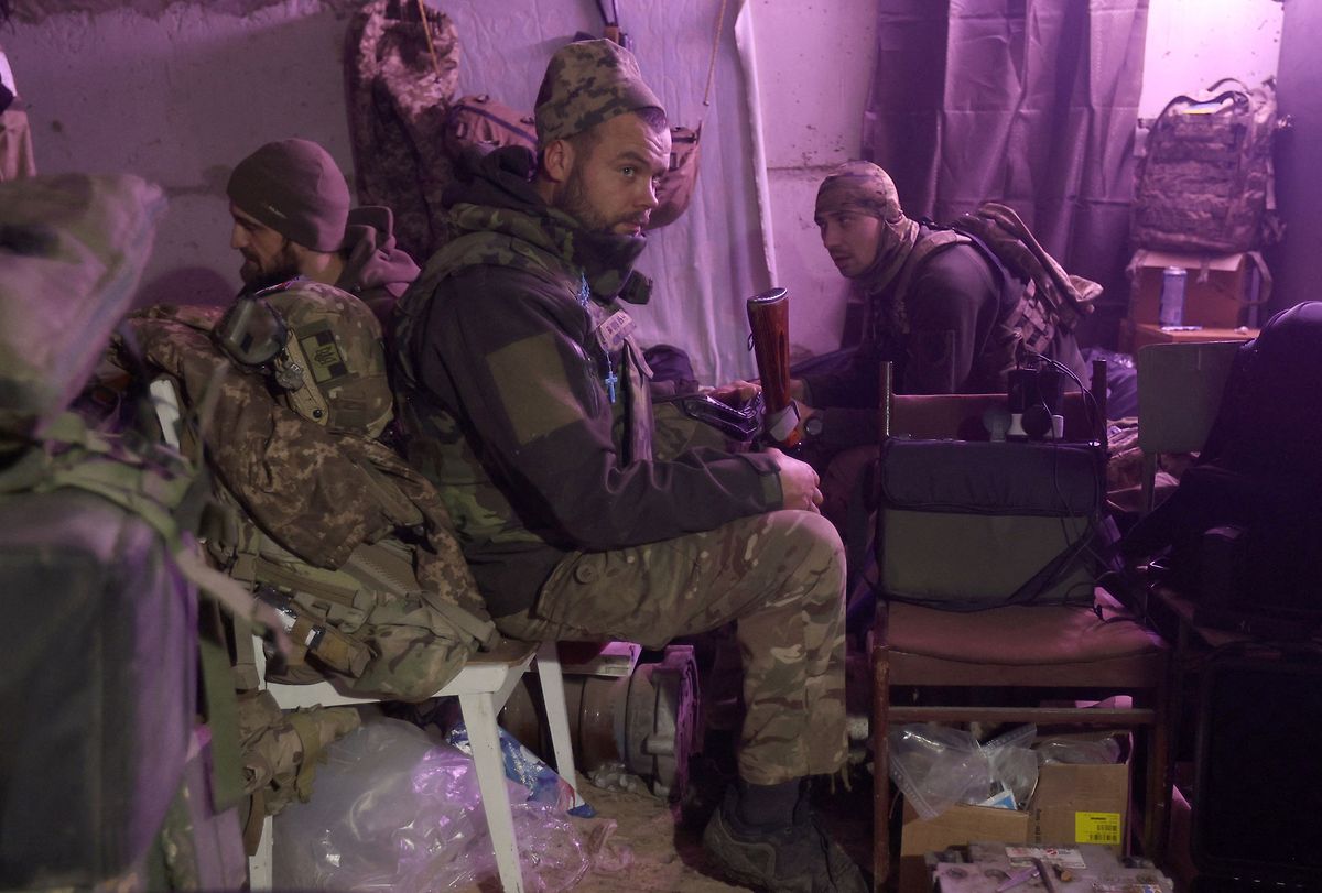 Ukrainische Soldaten verstecken sich in der Gegend um Donezk in einem Zelt.
