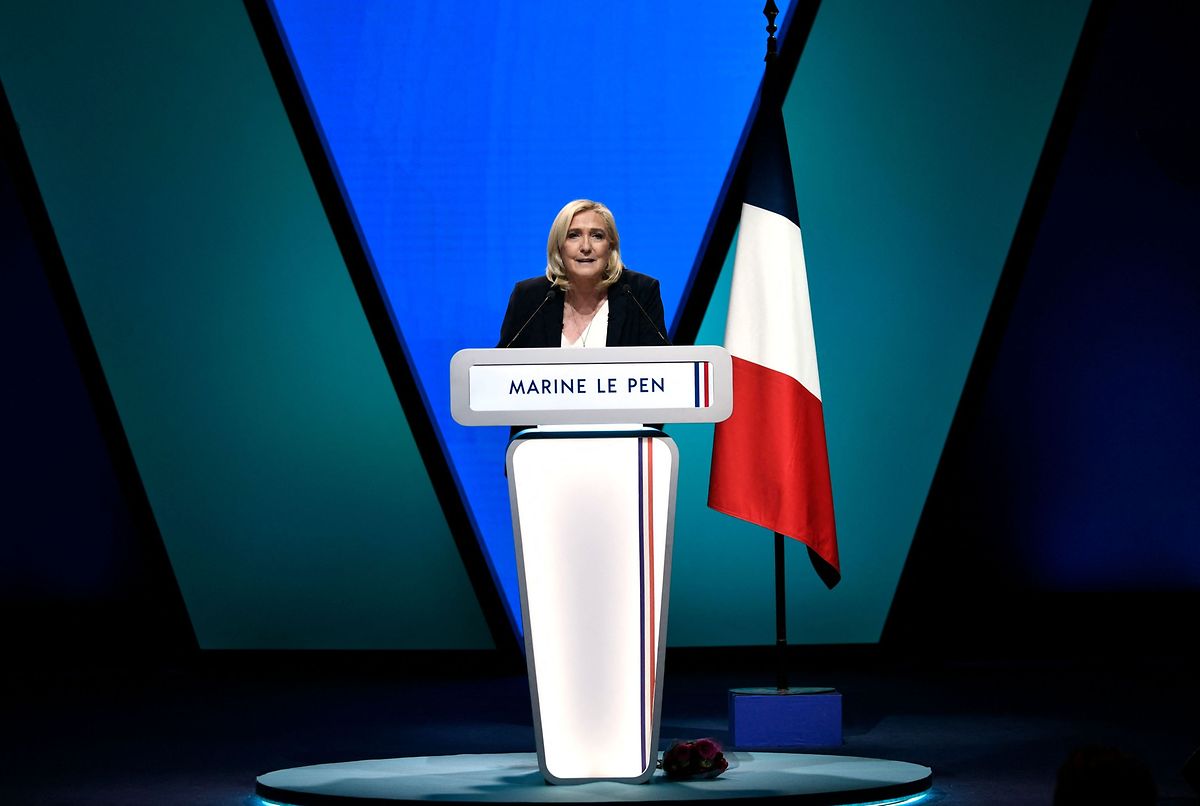 Pour son premier grand meeting en 2022, Marine Le Pen montre son côté humain.