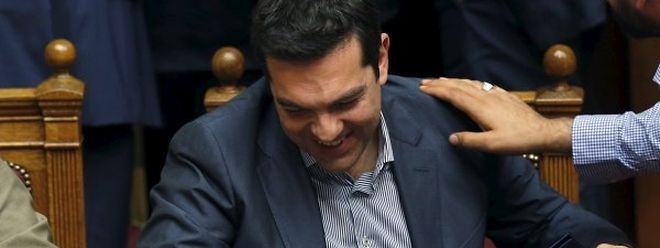  Der griechische Regierungschef Tsipras wird nach dem Votum im Parlament beglückwünscht.