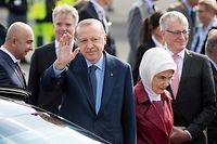 27.09.2018, Berlin: Recep Tayyip Erdogan, Präsident der Türkei, und seine Frau Emine Erdogan kommen auf dem militärischen Teil des Flughafen Tegel an. Der türkische Präsident Erdogan ist zu einem dreitägigen Staatsbesuch in Deutschland. Foto: Bernd von Jutrczenka/dpa +++ dpa-Bildfunk +++