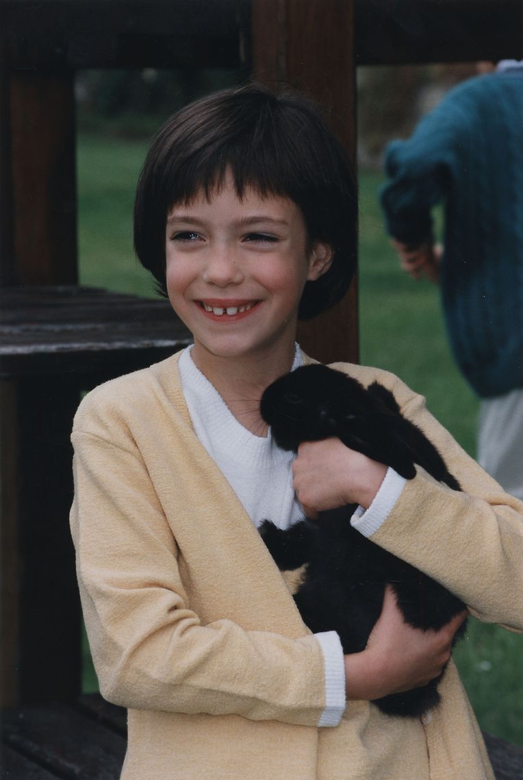 1998: Prinzessin Alexandra mit einem schwarzen Kaninchen.