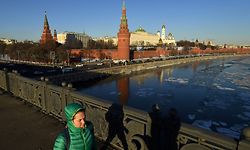 A woman walks along a bridge over the Moskva river near the Kremlin during a sunny winter day in Moscow on February 2, 2017. / AFP PHOTO / Kirill KUDRYAVTSEV