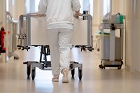 ARCHIVE - 20 janvier 2020, Bade-Wurtemberg, --- : une infirmière pousse un lit d'hôpital dans un couloir.  (Vers dpa : 