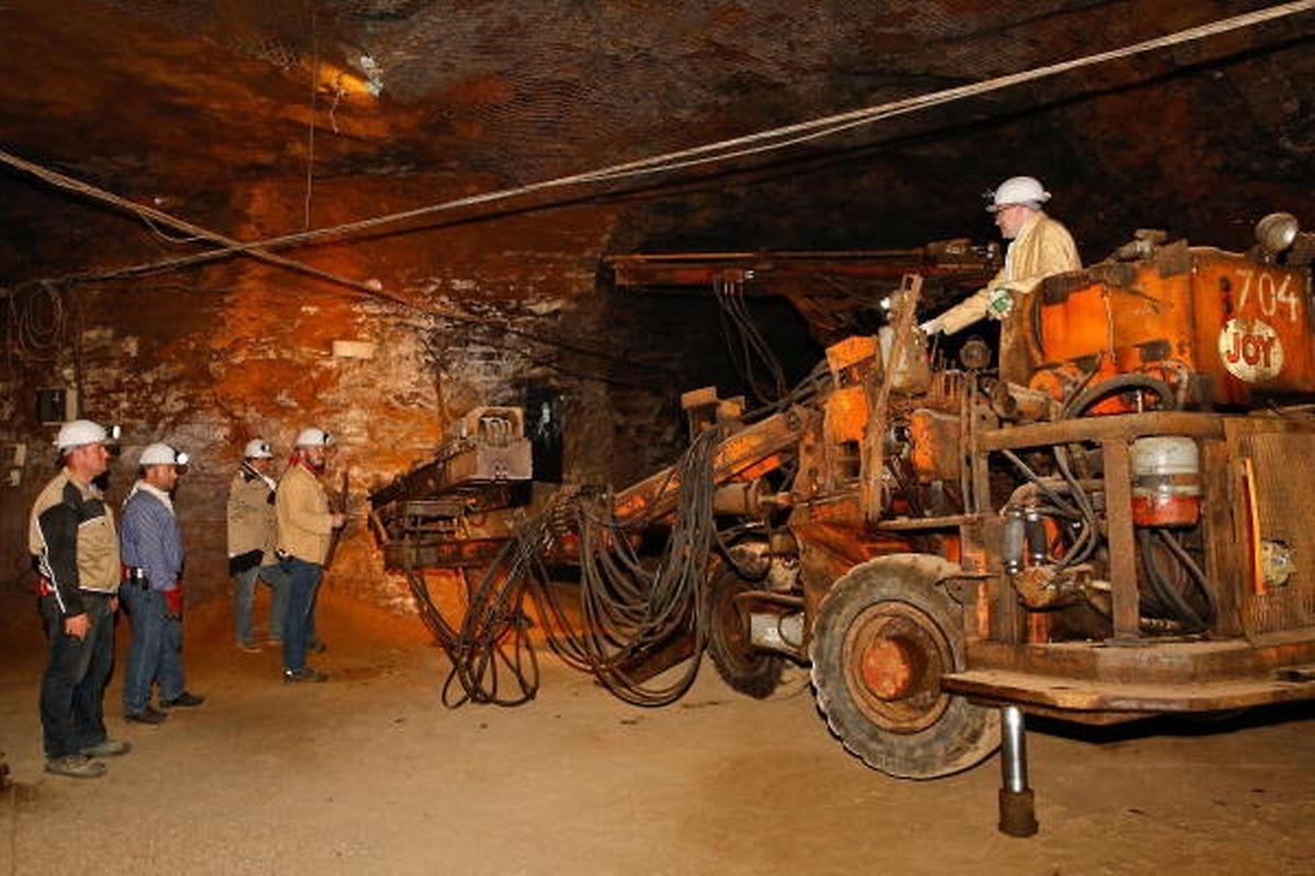 Anlässlich des Tags der Luxemburger Museen durften die Besucher zum ersten Mal in der Geschichte des Grubenmuseums einen Jumbo-Bohrwagen beim Ankerausbau (boulonnage) beobachten.