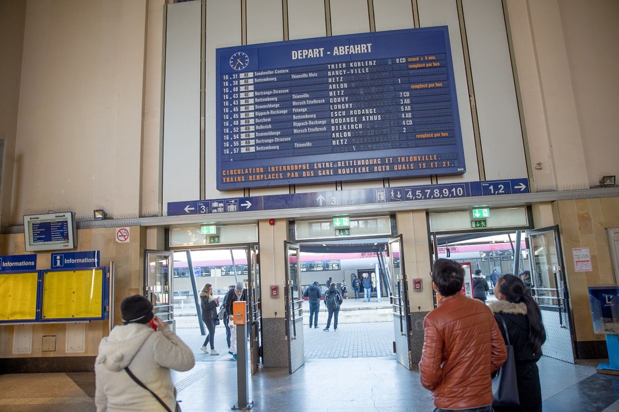 Les frontaliers tentent de trouver un moyen pour rentrer chez eux mardi soir.