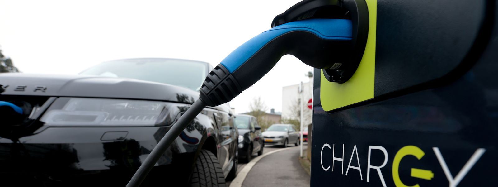 Was die Emissionen angeht, so kommt es beim E-Auto auf mehrere Faktoren an: Für einen fairen Vergleich mit Verbrennern muss der gesamte Lebenszyklus der Fahrzeuge Beachtung finden. 
