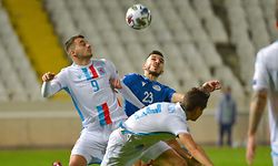 Danel Sinani und die Luxemburger verspielen gegen Zypern um Ioannis Pittas (r.) eine frühe Führung.