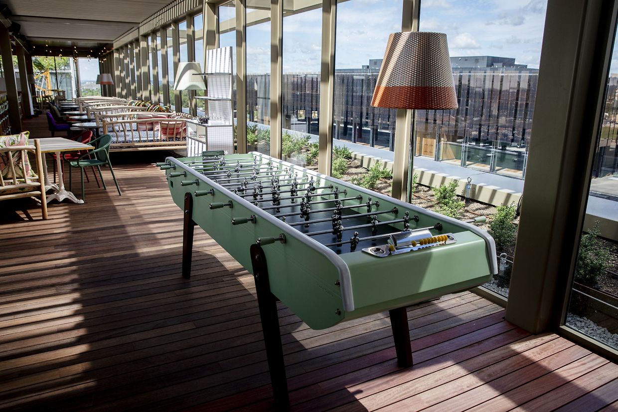 Baby-foot géant pour parties sans fin.