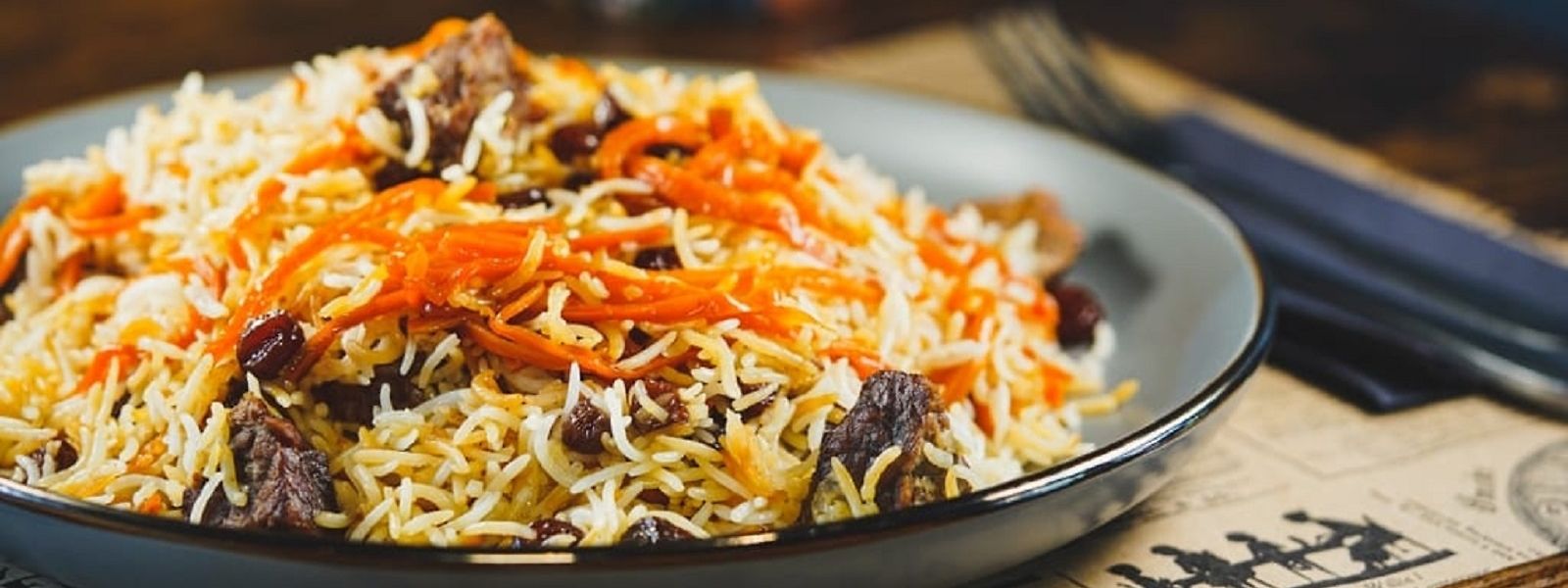 Qabuli: ein Rindfleischgericht, das traditionell mit Reis, Karotten, Rosinen, Kardamom und Nüssen serviert wird. 