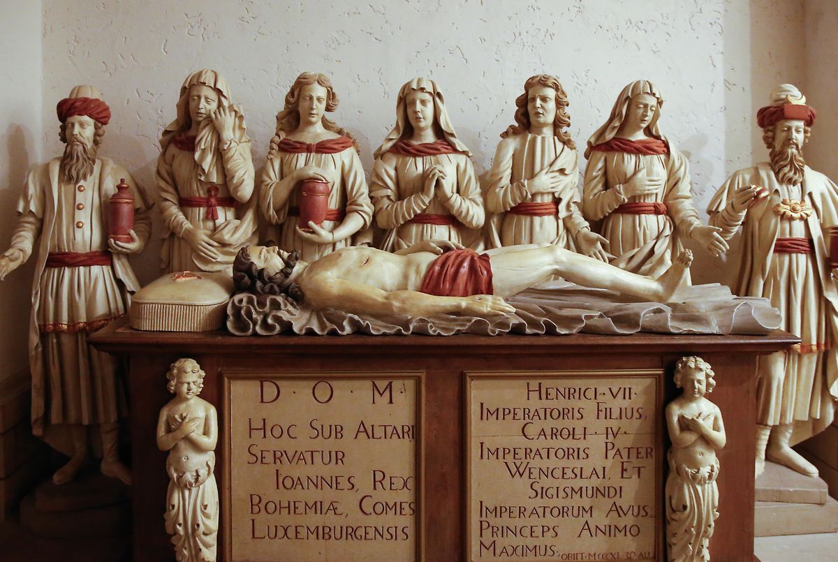 Auch Johann der Blinde, Graf von Luxemburg und König von Böhmen, hat in der Krypta seine letzte Ruhestätte gefunden .