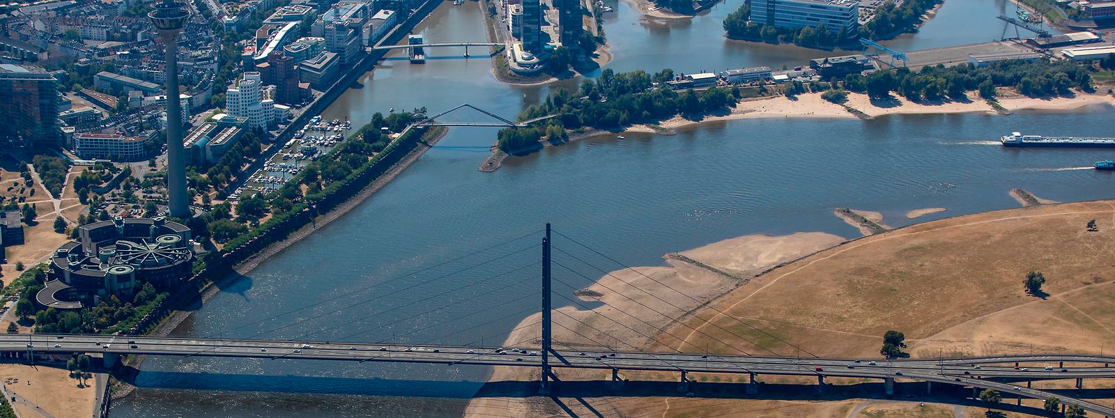 Nicht nur am Rhein schrumpfen die Pegel auf historische Tiefststände.