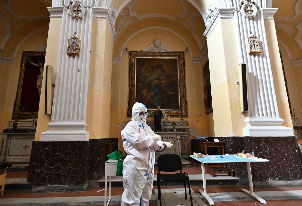 Centro de testes na basílica "San Severo fuori le mura", em Nápoles. 